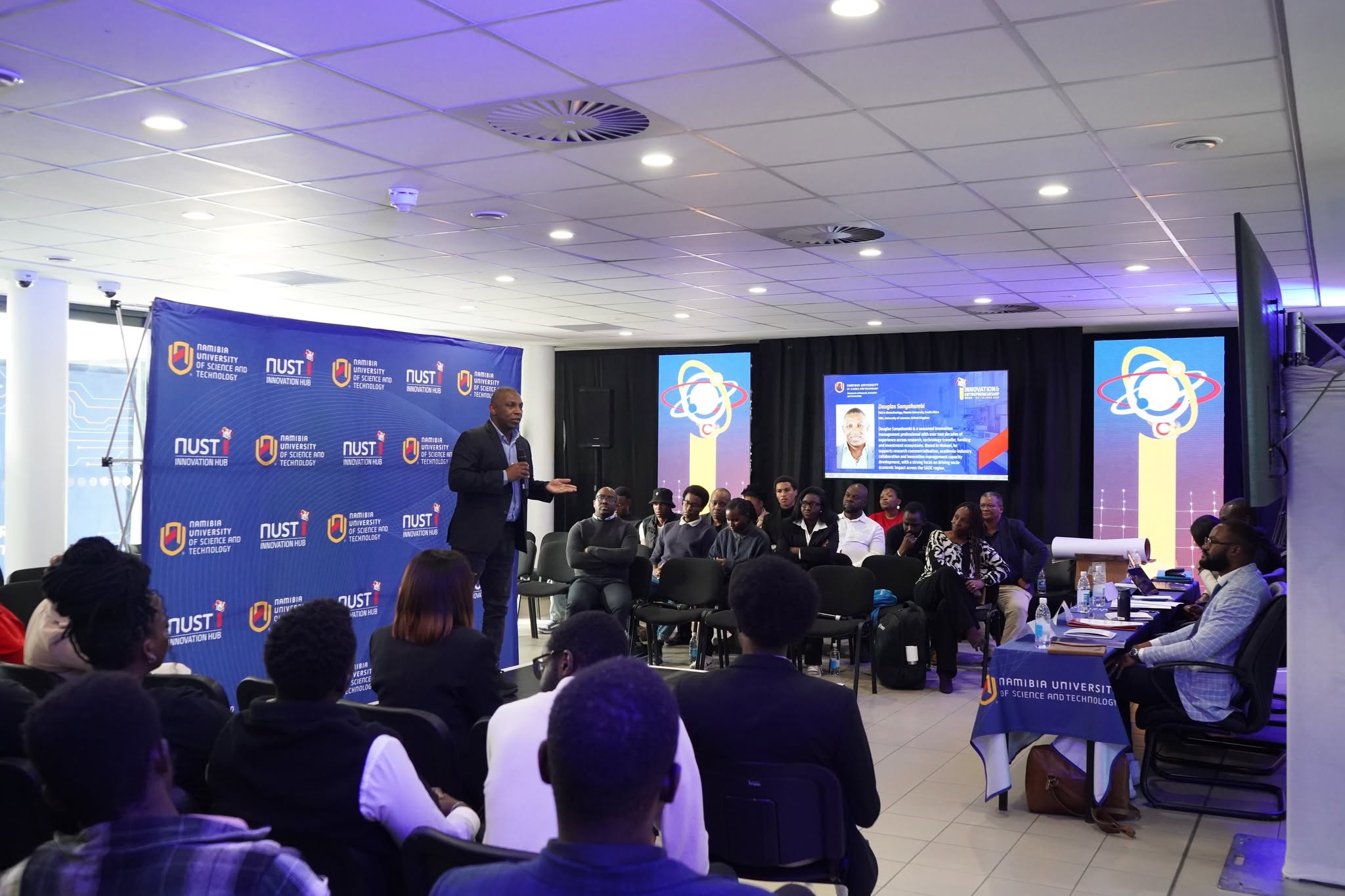 Group discussion at the Innovation and Entrepreneurship Week
